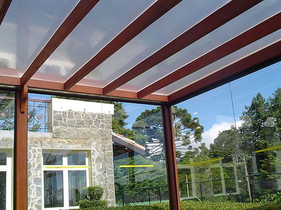 Cobertura de policarbonato alveolar para pergolado